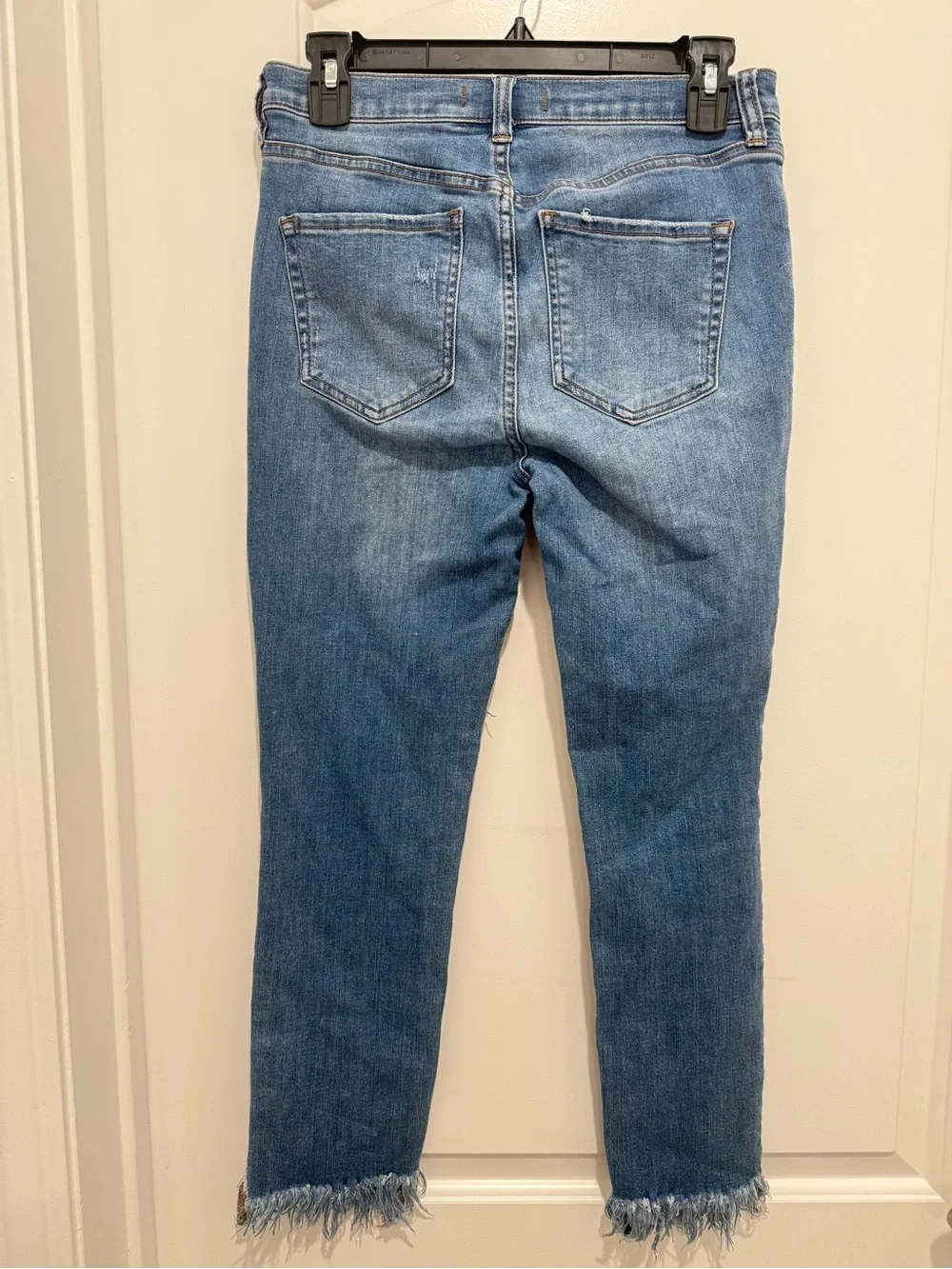 Free People Light Blue Distressed/Frayed Ankle Jeans size 28
